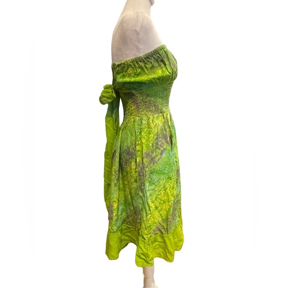 Pretty lightweight dress. Figure forgiving. Cute with sandals. Sz L (runs small) - Picture 3 of 11